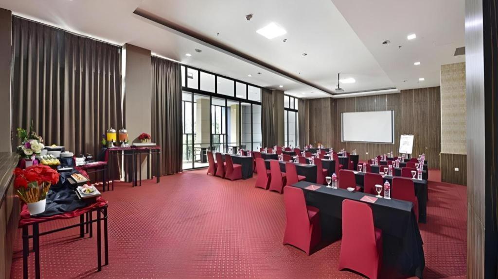 Travello Hotel Bandung Eksteriør billede
