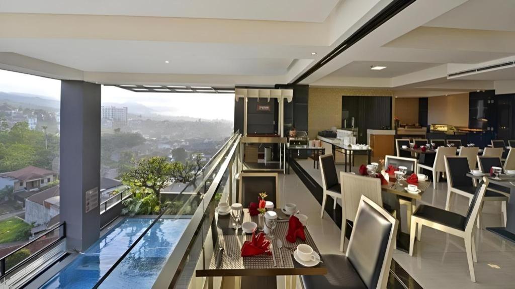 Travello Hotel Bandung Eksteriør billede