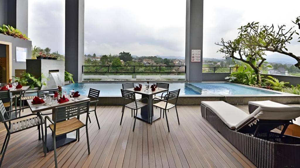 Travello Hotel Bandung Eksteriør billede